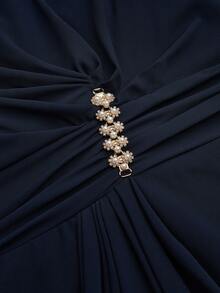 EMERY ROSE Đầm maxi dáng chữ A bất đối xứng tay ngắn, màu trơn, chất liệu chiffon, cổ bèo nhún, eo xếp ly, đính ngọc trai ánh kim, dành cho nữ cỡ lớn, thanh lịch, thích hợp cho kỳ nghỉ, tiệc tùng, hẹn hò. - Màu xanh hải quân - Xem 4