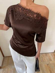 Siren Gaze Áo kiểu satin phối ren, vai lệch, dành cho nữ - màu nâu - Xem 4