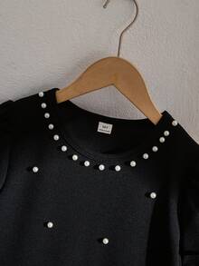 Đây là chiếc váy ngắn tay dành cho bé gái tuổi teen. Phần trước và tay áo được trang trí bằng hạt cườm, còn gấu váy có xếp ly bồng bềnh. Thiết kế dáng rộng, rất phù hợp để mặc hàng ngày vào mùa xuân và mùa hè, cũng như trong các buổi gặp gỡ thân mật. - màu đen - Xem 3