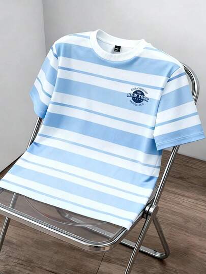 Manfinity Joysei Camiseta casual de hombre a rayas azules y blancas con estampado de letras, adecuada para la escuela, salidas, regalo para amigos, limpia y versátil