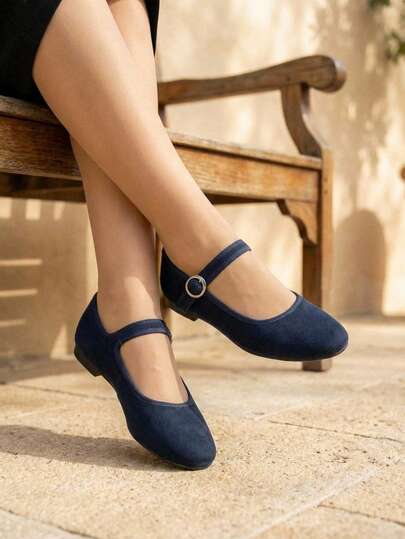 Balerinas Mary Jane para mujer de moda, con tira al tobillo con hebilla y gamuza para un mejor look. Elegantes balerinas estilo Mary Jane de mujer perfectas para uso casual y de negocios. Balerinas Mary Jane casuales de mujer
