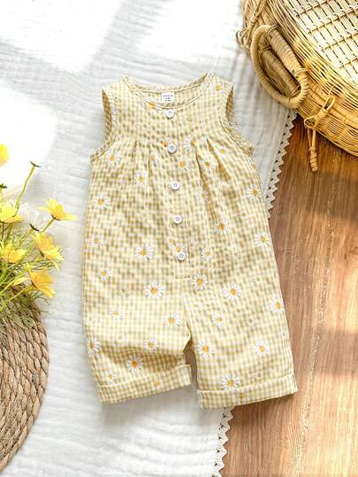 SHEIN Macacão sem mangas xadrez lilás e branco para bebês meninas, modelo Summer Dream Choice. Em um tom lilás suave e delicado, com um estilo campestre e fresco, o clássico padrão xadrez adiciona um toque divertido. O corte slim realça o charme da peça. Ideal para passeios, ensaios fotográficos, brincadeiras em casa, esportes ao ar livre e festas alegres, transformando sua bebê em uma pequena fashionista encantadora.