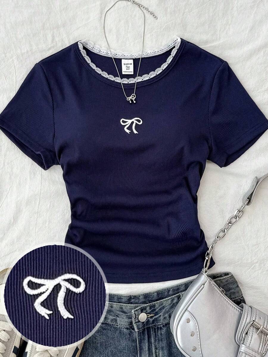 SHEIN Camiseta casual de estilo universitario para adolescentes, de manga corta, con cuello de puntilla, cintura fruncida y bordado, en color azul marino de punto acanalado - azul real - Ver 1