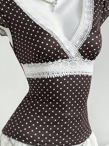 Elamini Camiseta de manga corta ajustada con cuello en V, encaje, parches y lunares en contraste de estilo vintage y dulce y sexy, para primavera/verano para mujeres - Café integral - Ver 5