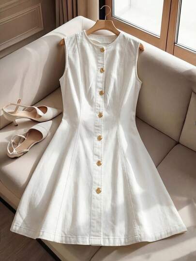 SHEIN MOD 女士圆领金属单排扣休闲无袖牛仔连衣裙 女士经典白色无袖牛仔连衣裙，金色纽扣，适合夏季穿着 女士夏季连衣裙 女士夏季服装 春季女装 春季连衣裙套装 女士情人节服装 女士优雅派对礼服 婚礼宾客礼服 优雅仪式礼服 优雅度假连衣裙 女士休闲连衣裙 正式礼服 白色连衣裙