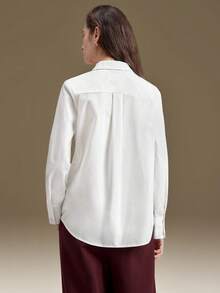 Ontre 2026春夏女士象牙白仿丝亲肤柔软面料衬衫，宽松翻领长袖前襟纽扣，饰有水钻，简约都市时尚商务休闲办公装，婚礼宾客，简约优雅设计师系列，舒适抗皱面料，四季皆宜，情人节、优雅复古邮轮婚礼宾客衬衫 - 白色 - 查看 3