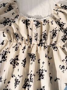 SHEIN Áo kiểu vintage ngọt ngào cho bé gái: Viền ngọc trai + chấm bi trắng, tay phồng ngắn, cổ vuông, eo nhún, mỏng nhẹ, không bồng bềnh, kiểu áo rộng rãi thoải mái, thích hợp cho hẹn hò/đi chơi hàng ngày, mùa xuân & hè. - Nhiều màu - Xem 6