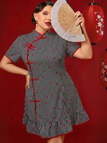 SHEIN Clasi Vestido curto feminino plus size elegante para festa de Ano Novo e Dia dos Namorados, estilo cheongsam, com listras azuis e brancas, detalhe de coração vermelho, gola mandarim, botões decorativos, babados e barra com efeito girassol. Mangas curtas e modelagem ajustada. - Preto - Ver 1
