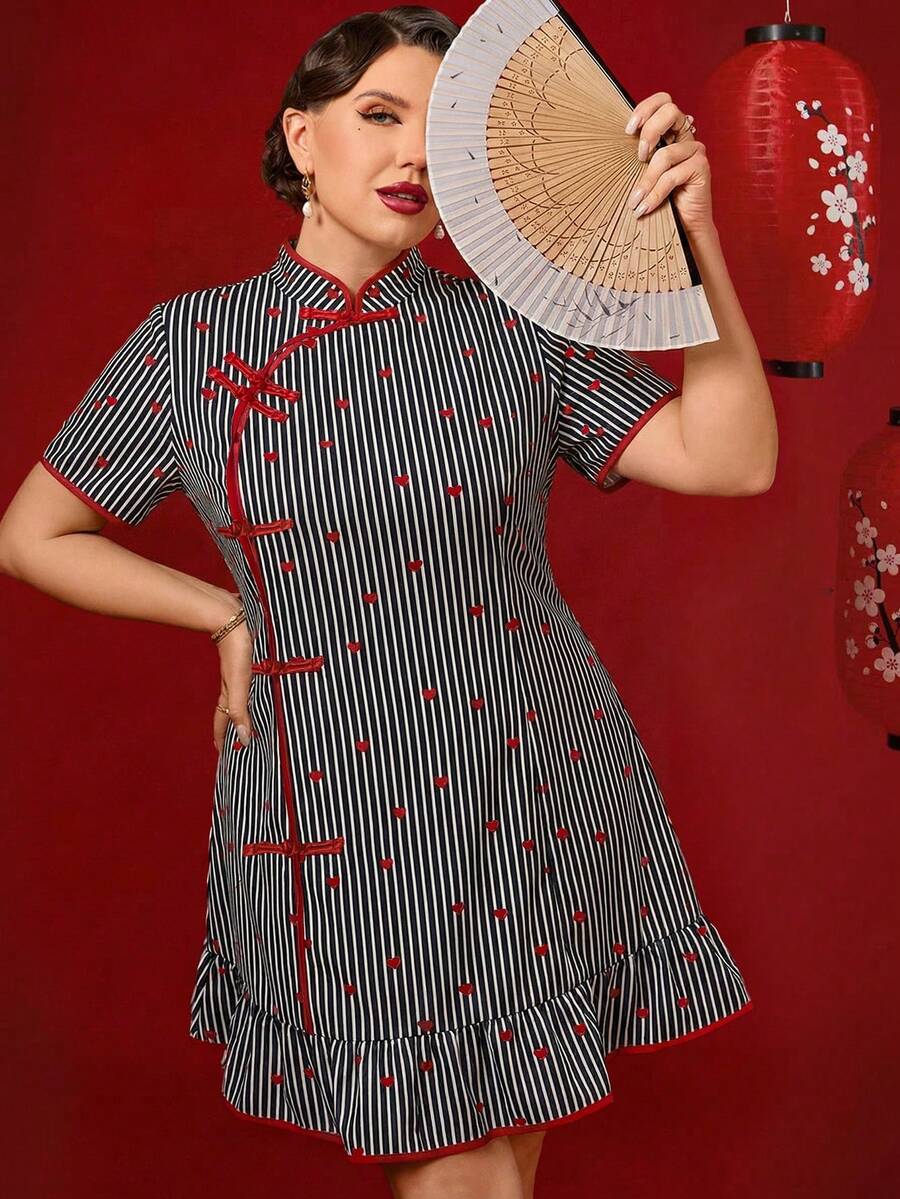 SHEIN Clasi Vestido curto feminino plus size elegante para festa de Ano Novo e Dia dos Namorados, estilo cheongsam, com listras azuis e brancas, detalhe de coração vermelho, gola mandarim, botões decorativos, babados e barra com efeito girassol. Mangas curtas e modelagem ajustada. - Preto - Ver 1