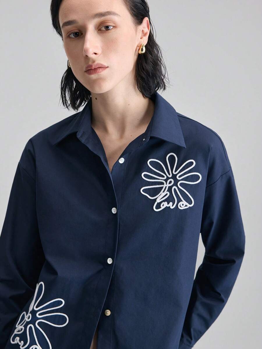 Ontre 2026春夏新款女式衬衫，花卉刺绣，翻领，单排扣，长袖，纯色：藏青色、靛蓝色、深蓝色，撞色刺绣设计，都市时尚，优雅，适合教师、外出、度假、约会、休闲、通勤等场合。 - 藏蓝色 - 查看 1