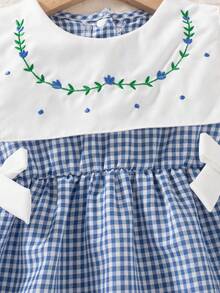 SHEIN Vintaside Kids 女婴夏季新款圆领后开襟海军蓝领花卉刺绣腰部松紧下摆拼接泡泡袖连衣裙，白色蝴蝶结装饰，可爱度假百搭甜美格子学院风 - 藍色 - 查看 8