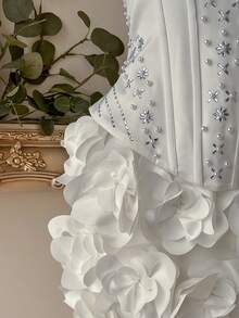 Lovelzi Đầm mini dáng đuôi cá bằng satin trắng thanh lịch, lãng mạn, quý phái, kiểu cung đình với họa tiết hoa 3D và đính đá lấp lánh, thích hợp cho tiệc độc thân, đám cưới, lễ tốt nghiệp, kỳ nghỉ, tiệc trà chiều, tiệc cô dâu. - trắng - Xem 9