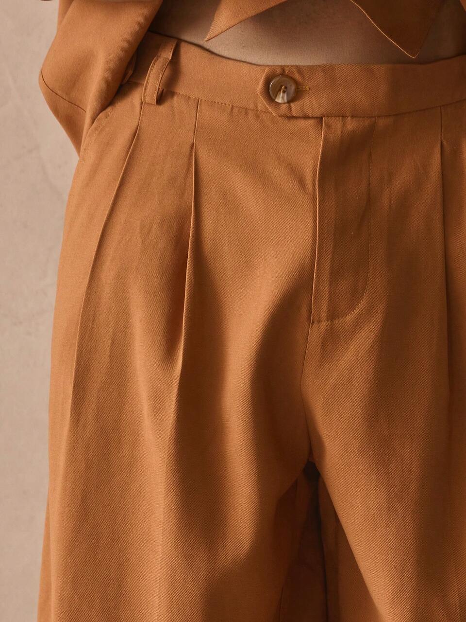 Lange, plissierte Leinen-Shorts mit Knopfdetails, Gürtelschlaufen, maßgeschneiderte Shorts nur für Frühling und Sommer Essentials