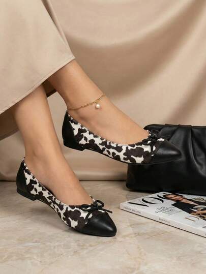 Bailarinas para Mujer con Estampado de Vaca y Puntera en Contraste, Zapatos Planos de Moda Estilo Ballet con Lazo Decorativo, Flats de Punta Fina Elegantes y Chic, Calzado Casual y de Oficina, Diseño Animal Print , Zapatos Bajos Cómodos y Ligeros para Caminar, Suela Flexible Antideslizante, Estilo Versátil para Verano Otoño, Ideal para Combinar con Jeans o Vestidos, Regalo Moderno para Dama. Modelo 487.