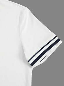 Manfinity Homme Bộ đồ nam gồm áo thun ngắn tay cổ tròn in chữ và kẻ sọc, kết hợp quần short cạp chun, kiểu dáng thường ngày. - Nhiều màu - Xem 5