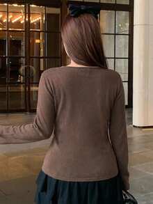 Dazy Plus Camiseta gris de manga larga con cuello en V, unicolor, elástica, con lazo decorativo y diseño hueco para mujer de talla grande - Café integral - Ver 5