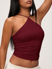 عنابي اللون