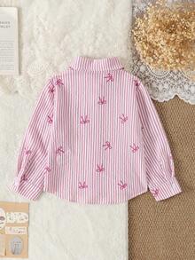 SHEIN 4Y-7Y 小女孩夏季襯衫，返校季，粉色與白色條紋時尚休閒，蝴蝶結裝飾印花，翻領，口袋，不對稱下擺，長袖，柔軟 - 粉色 - 查看 2