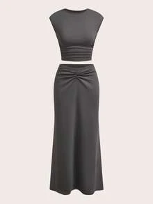 Slaydiva Bộ đồ hai mảnh nữ màu xám trơn dáng ôm, tay ngắn, kiểu dáng thường ngày đa năng, phù hợp cho mùa xuân/hè 2026, gồm áo thun crop top và chân váy xếp ly eo chữ V. Thích hợp cho mặc hàng ngày, dự tiệc, đi học, hẹn hò, phong cách boho, tiệc trà chiều, kỳ nghỉ, ngày Valentine, ăn sáng muộn, trang phục sân bay, phong cách thường ngày, thể thao, trang phục dự đám cưới, đồ mặc nhà. - Xám - Xem 7