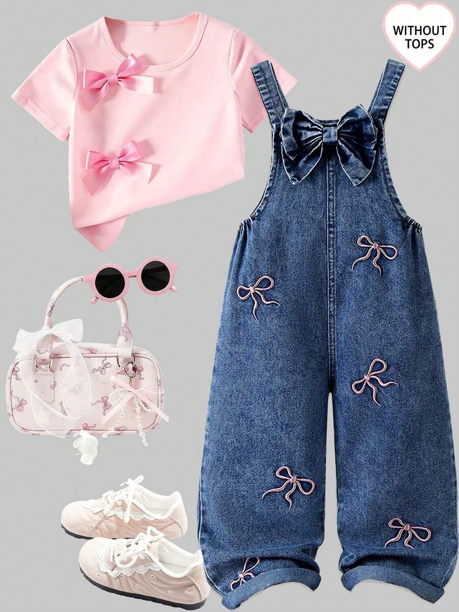 SHEIN Genkimix Kids 女童时尚百搭牛仔背带裤，复古中蓝色牛仔布，饰有多朵粉色蝴蝶结刺绣，正面饰有大蝴蝶结，宽松直筒裤型，面料柔软舒适，适合日常穿着、上学、通勤，春夏秋冬四季皆宜。