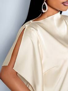 SOLERSUN 大码女装春夏时尚，优雅性感休闲度假无袖衬衫/罩衫，不对称设计，不对称下摆，肩部纽扣，荷叶边，纯色杏色缎面面料，适合日常穿着、购物、约会、音乐节、返校季、办公、时尚通勤等场合。 - 杏色 - 查看 8