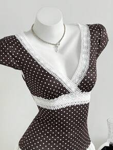 Elamini Camiseta de manga corta ajustada con cuello en V, encaje, parches y lunares en contraste de estilo vintage y dulce y sexy, para primavera/verano para mujeres - Café integral - Ver 1