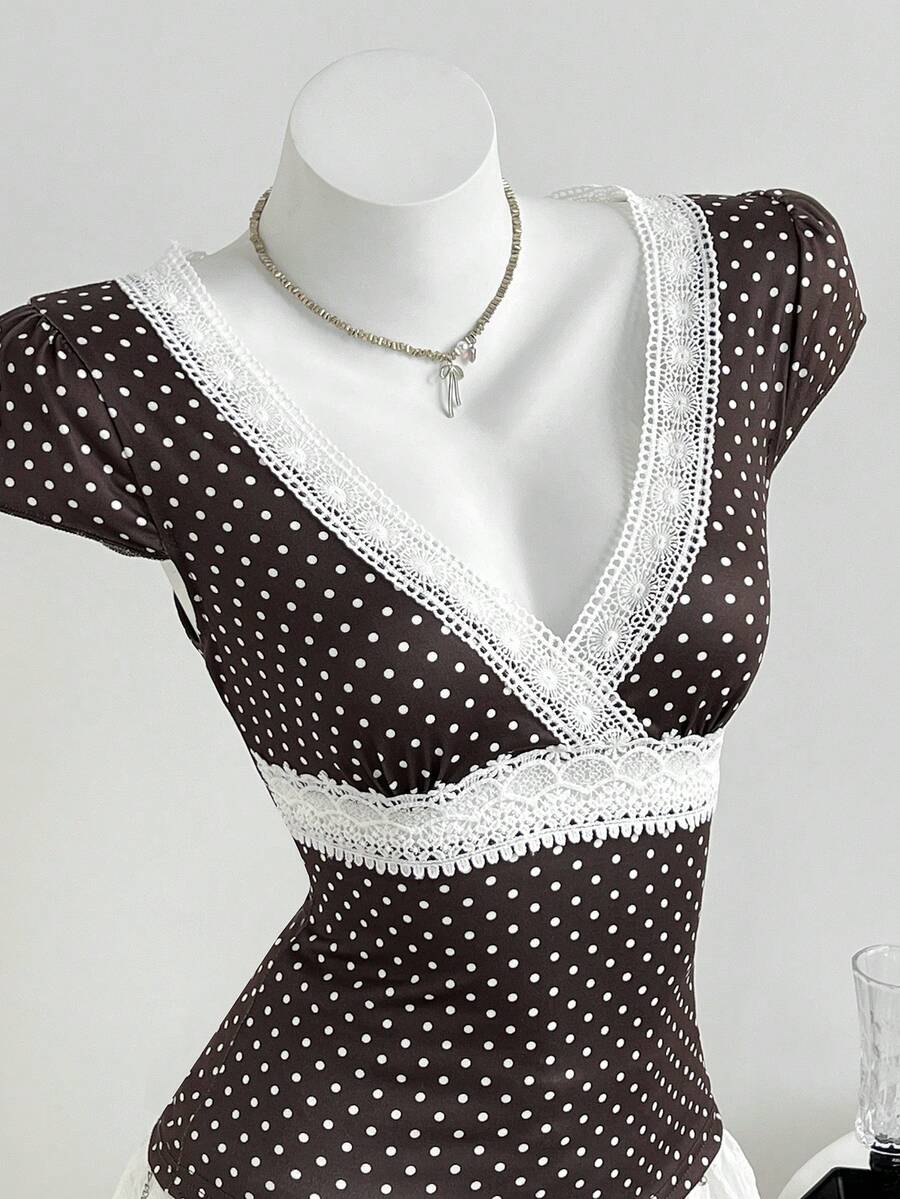 Elamini Camiseta de manga corta ajustada con cuello en V, encaje, parches y lunares en contraste de estilo vintage y dulce y sexy, para primavera/verano para mujeres - Café integral - Ver 1