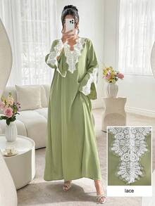 Al Najma Bata elegante con cuello en V, manga larga acampanada, estilo suelto y juvenil, con aplicaciones de encaje - Verde - Ver 4