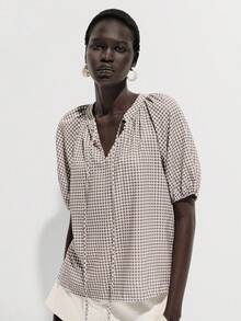 Lumivelle 法式格纹女士短袖衬衫，褶皱灯笼袖配抽绳V领设计，法式浪漫休闲时尚百搭经典款 - 棕色 - 查看 1