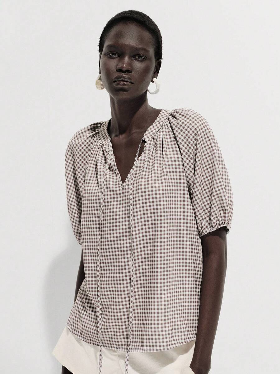 Lumivelle 法式格纹女士短袖衬衫，褶皱灯笼袖配抽绳V领设计，法式浪漫休闲时尚百搭经典款 - 棕色 - 查看 1