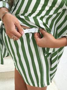 SHEIN 夏季绿色条纹宽松两件套孕妇度假套装，弹性腰带设计，穿着舒适，避免孕期束缚。两件套孕妇条纹落肩长袖纽扣衬衫和可调节腰带短裤休闲套装。条纹两件套绿色度假套装，女士两件套，女士两件套夏季两件套，女士绿色两件套，女士两件套，女士春季两件套休闲套装，女士度假套装，女士衬衫套装，女士休闲短裤套装，女士沙滩装，女士连衣裙泳衣，女士罩衫，女士两件套休闲装，女士夏季两件套，女士两件套游艇装，女士居家办公装，女士职业装，女士工作衬衫，女士动物园装，女士套装，女士沙滩装，女士两件套沙滩装，女士保守款上衣 - 綠色 - 查看 6