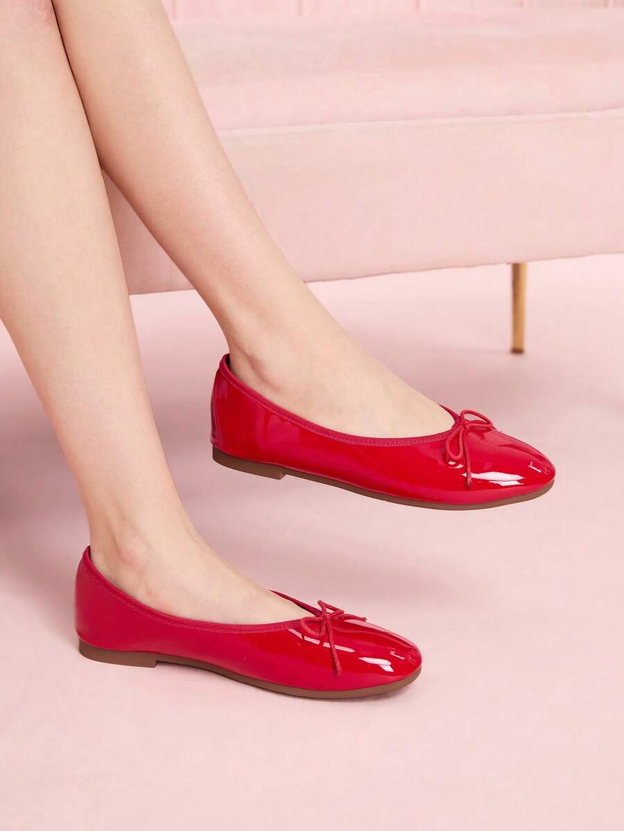 CUCCOO DOLLMOD 红色亮面芭蕾舞鞋，蝴蝶结装饰，休闲一脚蹬款式，可爱甜美学院风，适合约会和通勤。 - 酒紅色 - 查看 1