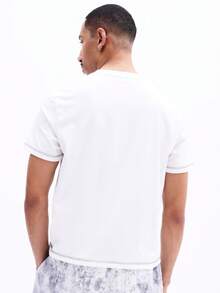 SUMWON Camiseta de cuello redondo de manga corta con ajuste muscular y estampado de logotipo en el pecho, uso casual de verano, uso diario, cómoda camiseta de algodón - Blanco - Ver 2