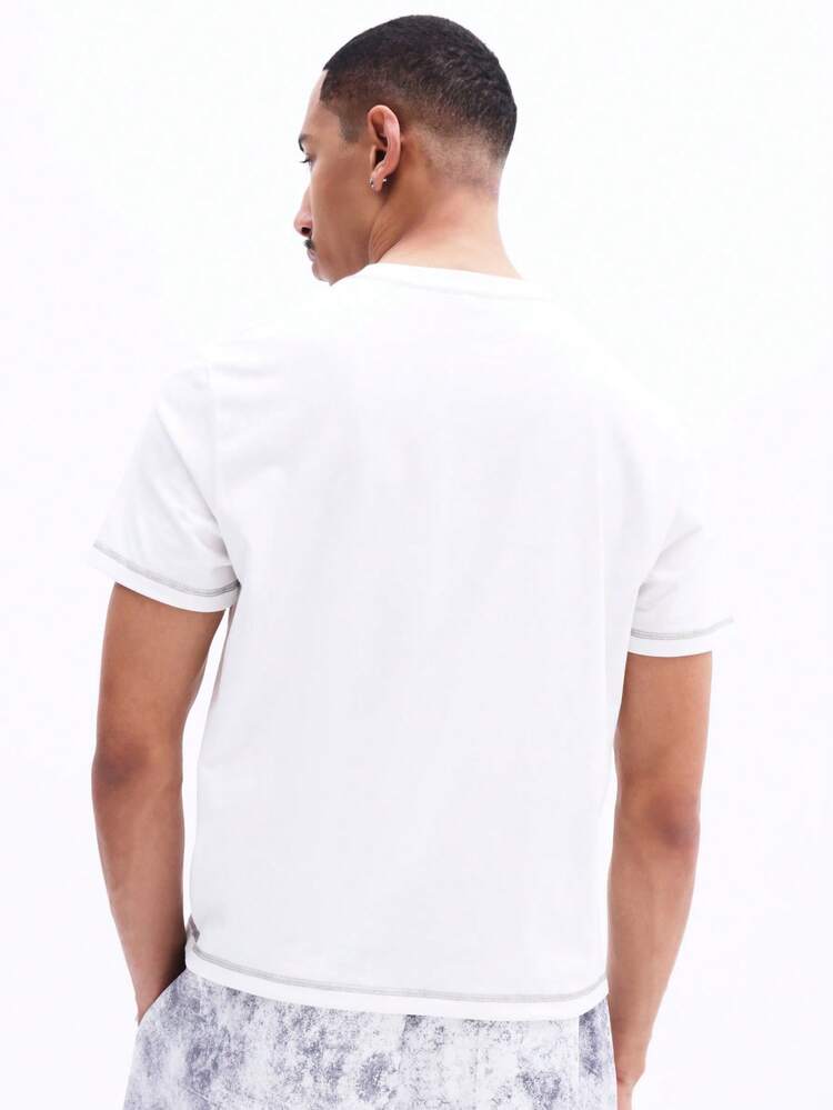 T-shirt à col rond et coupe ajustée avec imprimé sur la poitrine