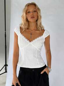 TRNVIE Blusa feminina branca casual com detalhes em renda, de algodão puro, com decote coração, modelagem ajustada, ideal para praia e férias no verão. Conjunto de duas peças com calça e blusa de manga curta para o verão. Conjunto feminino casual de duas peças com calça capri, blusas de algodão para o verão, looks casuais femininos, blusas femininas de algodão para o verão. - Branco - Ver 4