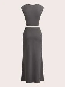 Slaydiva Bộ đồ hai mảnh nữ màu xám trơn dáng ôm, tay ngắn, kiểu dáng thường ngày đa năng, phù hợp cho mùa xuân/hè 2026, gồm áo thun crop top và chân váy xếp ly eo chữ V. Thích hợp cho mặc hàng ngày, dự tiệc, đi học, hẹn hò, phong cách boho, tiệc trà chiều, kỳ nghỉ, ngày Valentine, ăn sáng muộn, trang phục sân bay, phong cách thường ngày, thể thao, trang phục dự đám cưới, đồ mặc nhà. - Xám - Xem 8