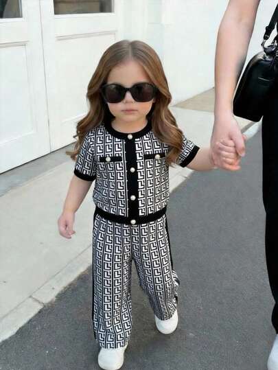 SHEIN 2pcs Baby Girl Casual Colorblock Round Neck T-Shirt And Leggings Set Baby Girl Round Neck Faux Pearl Single-Breasted Short Sleeve T-Shirt And Elastic Waist Wide Leg Pants Casual Daily Outfit Relaxed, Simple, Comfortable, Soft Round-Neck Loose Short-Sleeved T-Shirt, Tight-Fitting Base Leggings Set. Suitable For Daily Use, Outings, Home Life And Vacations In Spring And Summer.