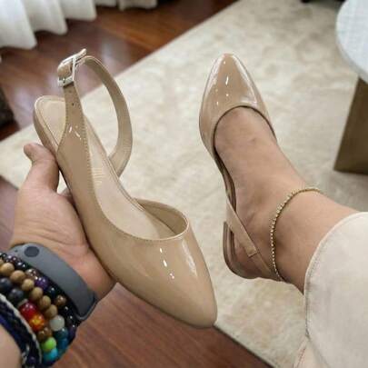Zapatos Planos Destalonados de Charol Brillante para Mujer con Puntera Fina y Elegante. Bailarinas Estilo Slingback con Correa Ajustable y Hebilla al Tobillo. Calzado Cómodo de Tacón Bajo ideal para Oficina, Trabajo, Fiesta, Boda o Uso Diario Casual. Diseño Minimalista y Sofisticado Old Money. Flats de Moda Verano, Suaves y Ligeros. Combinan perfecto con Vestidos, Jeans y Pantalones de Vestir. Zapatos Básicos Atemporales. Modelo 490 Charol
