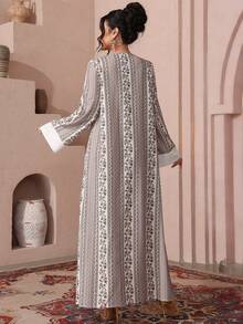 Al Najma Vestido de unicolor con parches, cuello floral y ribete de cinta dorada - Multicolor - Ver 4