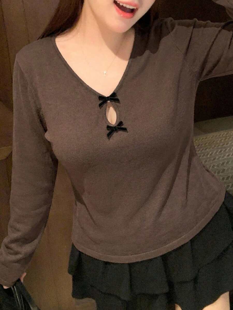 Dazy Plus Camiseta gris de manga larga con cuello en V, unicolor, elástica, con lazo decorativo y diseño hueco para mujer de talla grande - Café integral - Ver 1
