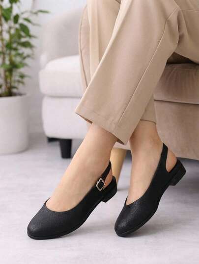 Bailarinas Destalonadas Planas Mujer Lila  Lombardo. Balerinas rojas tipo slingback, perfectas para la mujer contemporánea que desea destacar y sentirse cómoda todo el día. Su diseño abierto en el talón, junto con la correa ajustable con hebilla, brinda frescura y un ajuste personalizado, además de sumar un aire elegante y atrevido a cualquier atuendo.