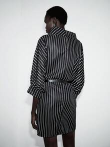 Lumivelle 黑白竖条纹女士短款连衣裙，宽松H型立领蝙蝠袖设计，时尚简约休闲显瘦通勤连衣裙 - 黑與白 - 查看 2