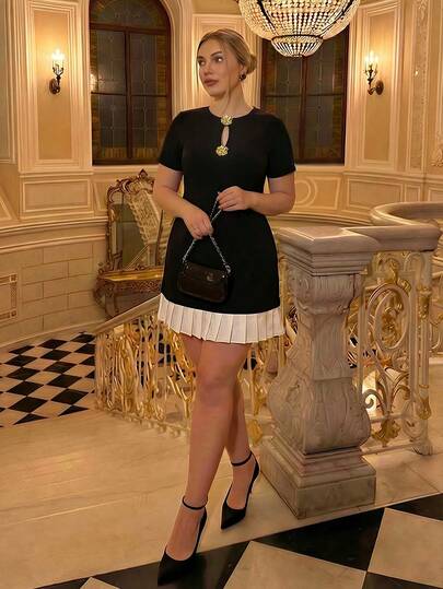 Dripcurv 大码女式春季短袖优雅迷你连衣裙，黑白撞色设计，花卉金属扣装饰，春季女装，派对女装，优雅女装，经典黑色连衣裙，黑色连衣裙，褶裥下摆连衣裙，女士短袖连衣裙，优雅女装