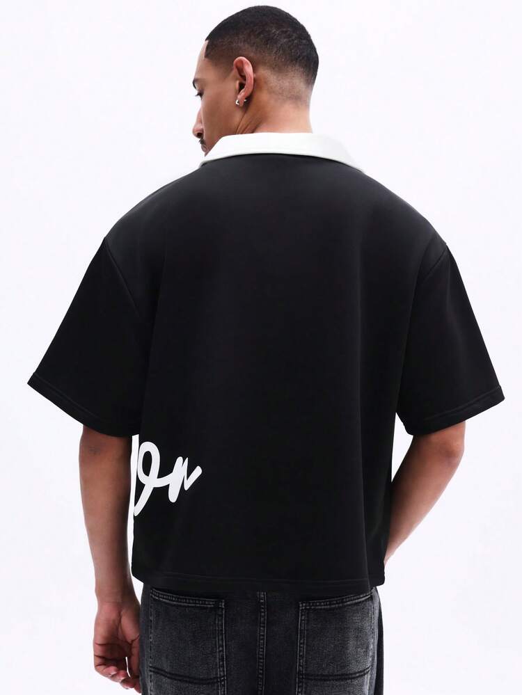 Kastenförmiges Polohemd mit weißem Kragen und Logo