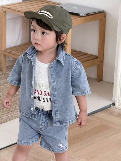 SHEIN Bộ 2 món áo sơ mi ngắn tay và quần short denim màu xanh dương thêu họa tiết ngựa cho bé trai.