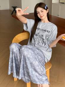DAZY Bộ đồ ngủ mùa hè dành cho nữ, gồm áo thun in chữ và hoa, cùng quần ống rộng thoải mái. - Xám - Xem 5