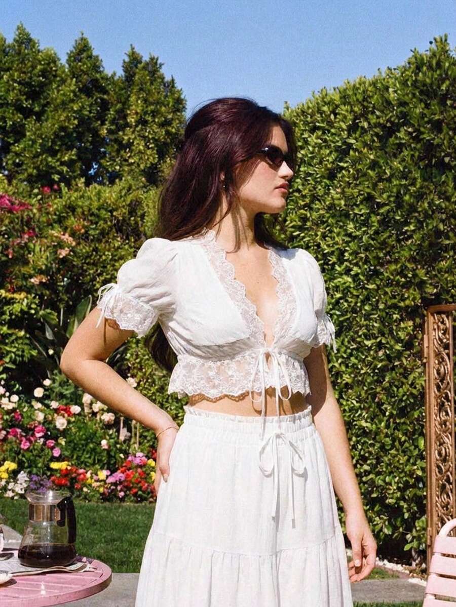 SHEIN MOD 女士蕾丝泡泡袖V领黑色上衣和波西米亚风迷你裙，趣味衬衫，休闲假日，情人节服装，夏季假期，夏季，早午餐，情人节，女士海滩装，情人节女士装，海滩度假，性感邮轮女士装，复活节 - 白色 - 查看 1