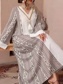 Al Najma Vestido de talla grande con parches de unicolor, cuello floral y ribete de cinta dorada - Multicolor - Ver 2