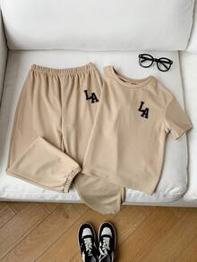 SHEIN 2件套男童休闲舒适百搭印花短袖T恤和长裤套装 - 卡其色 - 查看 4