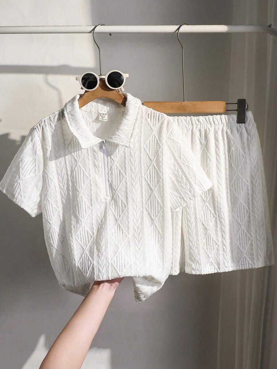 SHEIN 男童舒适休闲纹理面料 Polo 衫,带领拉链,搭配纹理面料短裤,两件套,适合户外玩耍、街头风、派对、城市漫步 - 白色 - 查看 1